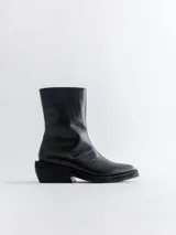 Bota de caña media color negro con estampado de cocodrilo, punta cuadrada y taco geométrico.