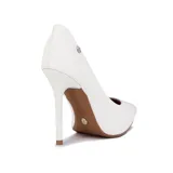 Zapato de tacón alto Vizzano, color blanco, con punta fina y tacón de aguja. Presenta un pequeño logo metálico en el lateral exterior.