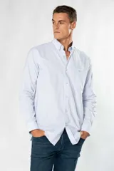 Camisa de oxford color blanco, con corte clásico y manga larga.