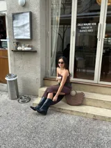 Botas de cuero negras de caña media con punta fina y taco cuadrado.