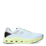 Championes negros con capellada de malla y suela con orificios.