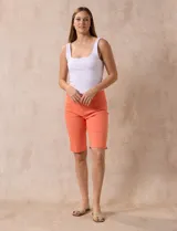 Bermuda color beige en gabardina elastizada, con pretina ancha elastizada, bolsillos simulados en la parte delantera y bolsillos aplicados en la parte trasera.