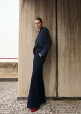 Conjunto de camisa y pantalón de jean azul oscuro. La camisa es de corte recto, con cuello clásico y mangas largas. El pantalón es wide leg, de tiro alto y con bolsillos laterales.