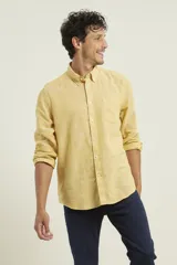 Camisa azul marino de lino y algodón, con cuello abotonado, manga larga con puños enrollados, bolsillo de parche en el pecho y cierre frontal con botones.
