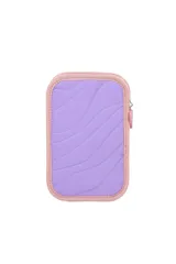 Cartuchera acolchada color celeste/turquesa con borde rosa. Presenta un aplique frontal de tres corazones superpuestos en tonos de lila y violeta, con la palabra "TRDY" grabada en el corazón más grande. Incluye un dije de corazón colgante en el cierre.