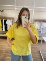 Blusa amarilla de lino con mangas 3/4 y corte holgado.