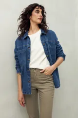 Pantalón chupín negro de tiro medio con textura similar al denim.