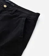 Bermuda cargo de algodón color blanco, con bolsillos laterales y traseros, cierre con botón y cremallera.