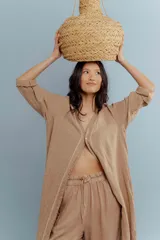 Túnica color beige de lino con bordados en el frente y mangas largas.