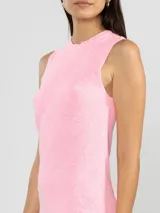 Vestido corto de punto color celeste, sin mangas y de corte ajustado.