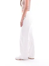 Jean de mujer color blanco, tiro alto, corte ancho (wide leg) y largo.