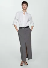 Falda midi gris a rayas verticales con abertura frontal.