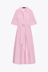 Vestido camisero midi de popelina a rayas verticales rosas y blancas, con cuello solapa, manga corta, bolsillos de parche en el pecho, cinturón de lazo ajustable y cierre frontal con botones.