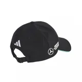 Gorra Adidas blanca con logo de Mercedes Benz bordado en el frente y logo de Adidas bordado en la visera.