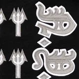 Pantalón de jogging negro con cintura elástica y cordón ajustable. Estampado con el logo de Supreme y otros diseños gráficos en color blanco.