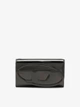 Cartera tipo sobre color negro charol, con logo ovalado metálico plateado en el frente. Incluye correa ajustable y desmontable, dos compartimentos con fuelle, ocho ranuras para tarjetas, un bolsillo con cremallera y otro deslizante.