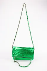 Cartera tipo sobre color verde esmeralda metalizado, con cierre de cremallera y correa de cadena metálica plateada.