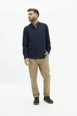 Camisa de lino azul marino con cuello mao, corte semi slim y logo bordado en el pecho.