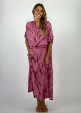 Vestido largo color gris con estampado tie-dye, cuello mao y mangas cortas con botón.