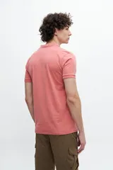 Remera polo celeste de piqué de algodón, con cuello clásico y tapeta de dos botones.