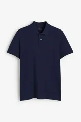 Remera polo azul marino de piqué de algodón, corte regular, manga corta, cuello clásico y tapeta de botones.