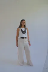 Pantalón de vestir color crudo, de corte palazzo y tiro alto.