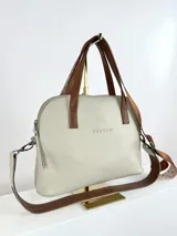 Cartera bandolera de cuero color crema con doble asa de mano marrón y correa larga de cinta con logo.