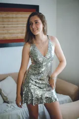 Vestido corto azul con estampado floral blanco, escote en V, breteles finos cruzados en la espalda, cut-outs laterales y volado en el ruedo.