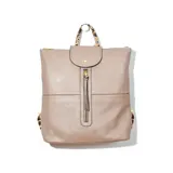 Mochila símil cuero color beige con solapa y diseño elegante, ideal para uso diario.