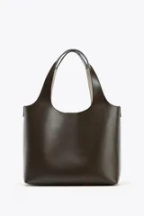 Bolso shopper de hombro color marrón oscuro, con doble tira ancha, bolsillo interior con cierre mediante cremallera metálica y cierre imantado.