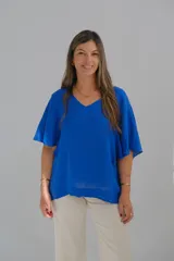 Blusa azul francia de corte holgado con escote en V y mangas cortas amplias.