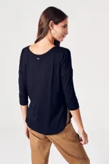Remera negra de viscosa con elastano, calce oversize y mangas 3/4.