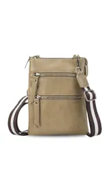 Bandolera tipo phone bag color verde militar, con correa larga regulable y desmontable. Tiene cierre metálico superior y dos bolsillos frontales con cierre.