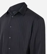 Camisa negra de poliéster con cuello inglés, manga larga, abotonada adelante y textura con rayas verticales.