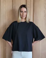 Remerón negro de algodón, corte holgado y mangas cortas amplias.