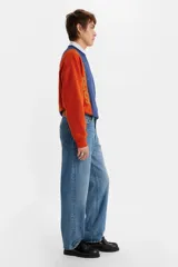 Pantalón de jean celeste de corte amplio, tiro medio y confeccionado en denim no elástico.