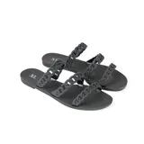 Ojotas negras con tres tiras gruesas con diseño de eslabones.