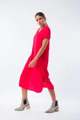 Vestido midi rojo de corte recto y mangas cortas.