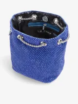 Cartera tipo bombonera azul con apliques brillantes y cadena plateada.