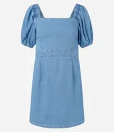 Vestido corto de jean azul claro, con escote cuadrado, mangas cortas abullonadas y corte a la cintura.