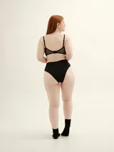 Culotte negro de corte alto a la cintura, confeccionado en tejido ECO Lycra CO₂® sustentable y biodegradable.