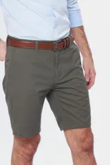 Bermuda de gabardina azul marino, corte recto, con bolsillos laterales y traseros.