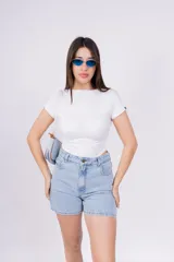 Body blanco de mangas cortas y cuello redondo.