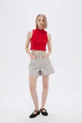 Short de jean color beige, de tiro alto y corte holgado.