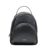 Mochila negra de cuero sintético con cierre superior y bolsillo frontal con cierre. Tiene asa de mano fija, correas regulables, herrajes plateados y logo de la marca en el frente. El interior está forrado en tela de algodón y poliéster y cuenta con un bolsillo con cierre y dos bolsillos abiertos.