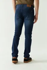 Jean clásico de hombre, de calce regular, con logo bordado, grifa de cuero y pasa cintos.