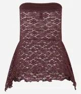 Blusa sin breteles de encaje blanco con escote recto y bajo con puntas diferenciadas.