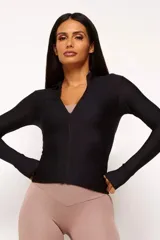 Campera negra de poliamida y elastano con textura tipo panal, cierre frontal completo, cuello alto y mangas largas con orificios para los pulgares.