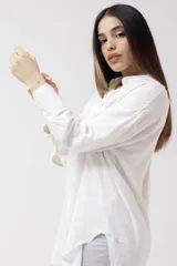 Camisa de lino color rosado, con corte holgado y botones frontales.