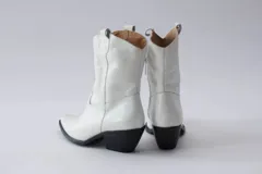 Bota texana de cuero negro con bordados en el lateral y taco bajo.